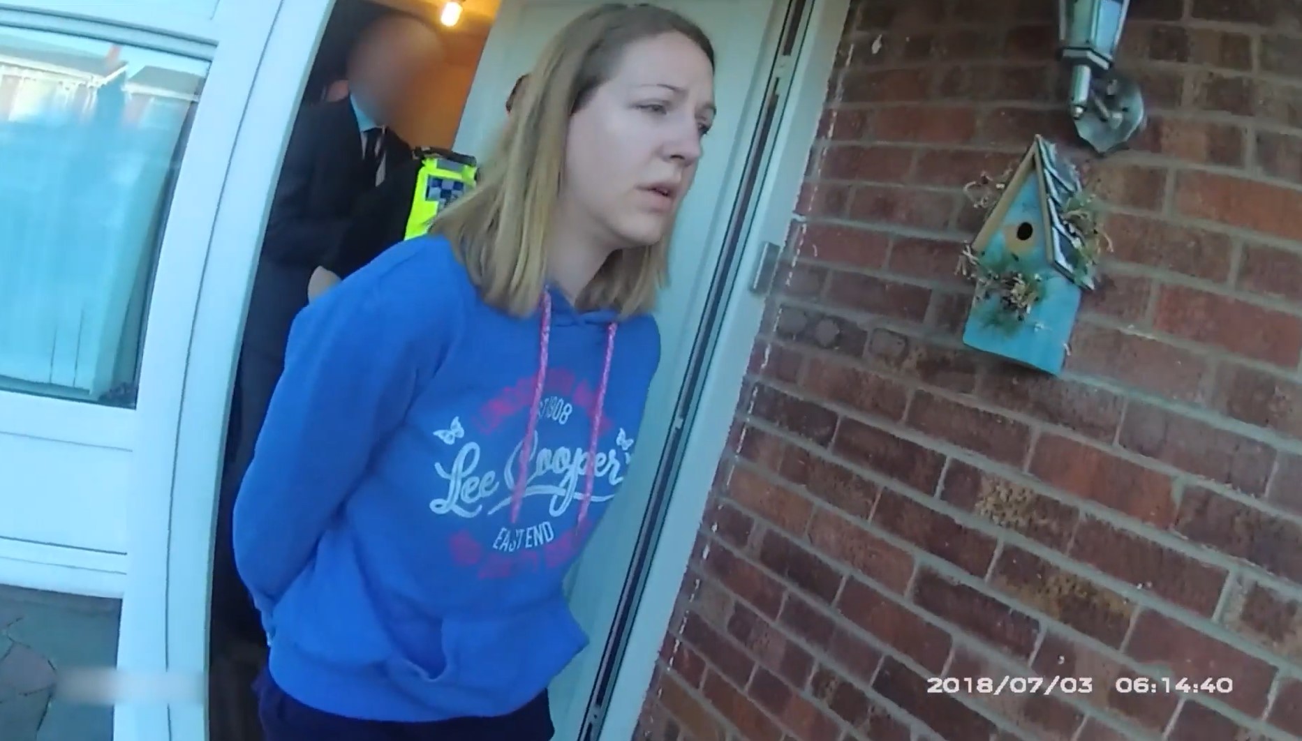 Polizeiaufnahmen zeigten Letbys Festnahme in ihrem Haus in Chester im Jahr 2018