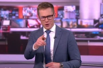 Der Moderator von BBC News erleidet nur wenige Sekunden nach Beginn der Berichterstattung einen unangenehmen Live-Fehler 