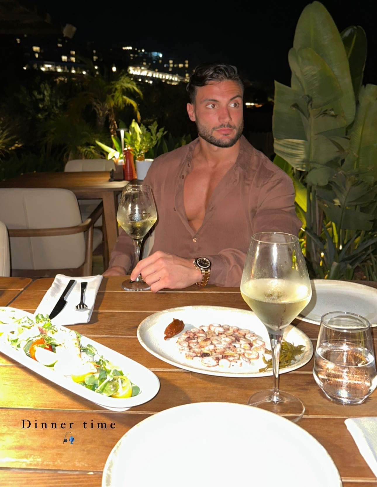 Der Love Islander hat einen Schnappschuss von sich geteilt, wie er mit Ekin-Su das Abendessen genießt