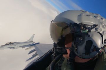 Sehen Sie, wie der RAF-Taifun an der Front der NATO gegen drei russische Kampfjets antritt