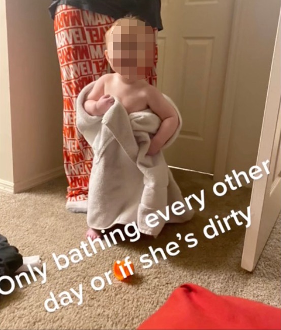 Die Mutter ist der Meinung, dass es normal sein sollte, Ihr Kind nur dann zu baden, wenn es schmutzig ist
