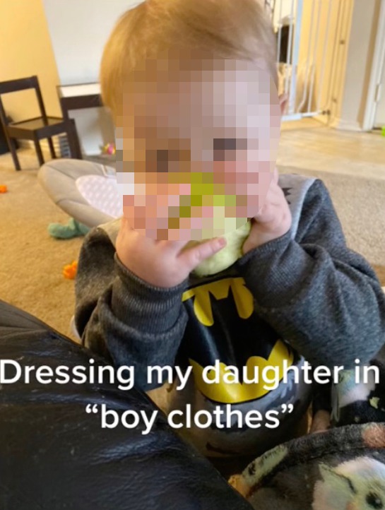 Sie verriet auch, dass sie sich dafür schämte, ihre Tochter angezogen zu haben "Jungenkleidung"