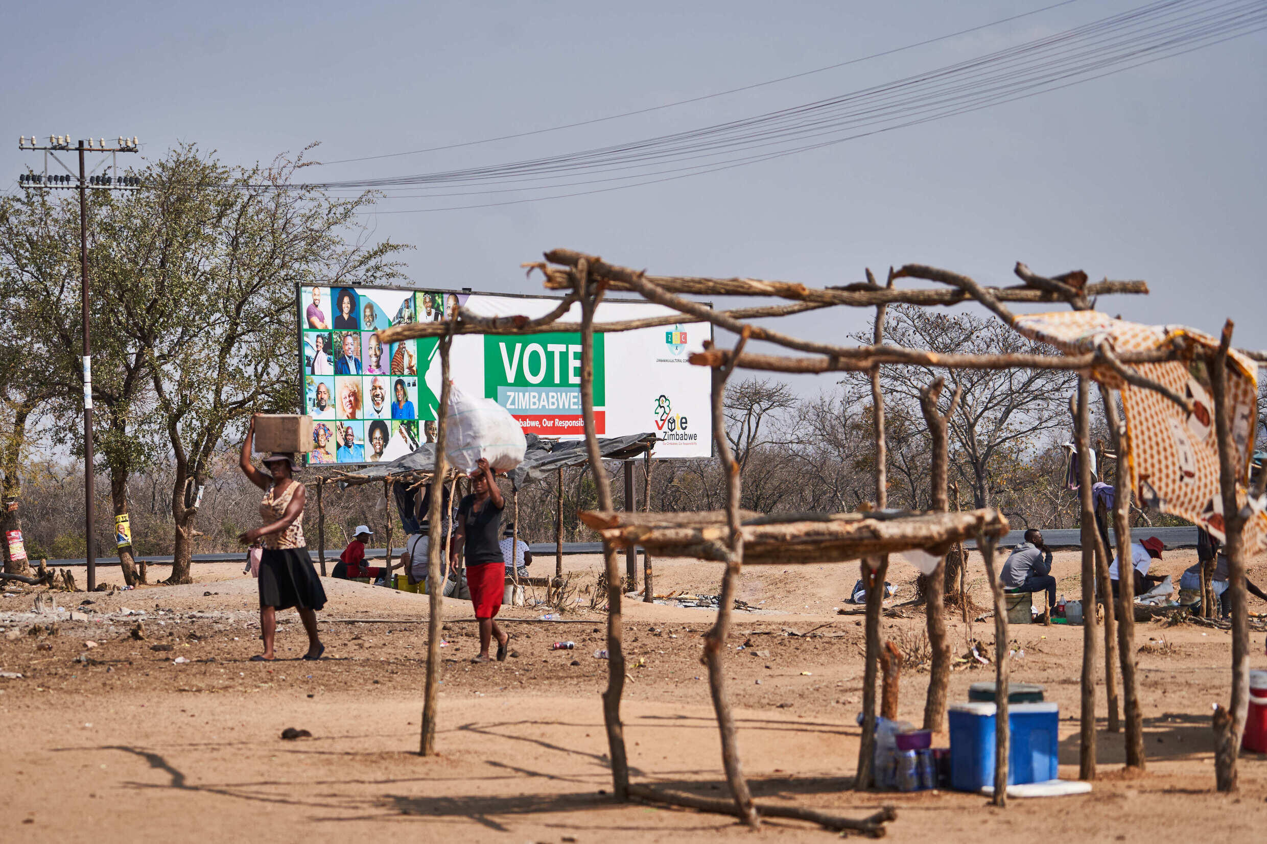 Ein Plakat der Wahlkommission schmückt einen Markt im simbabwischen Matabeleland