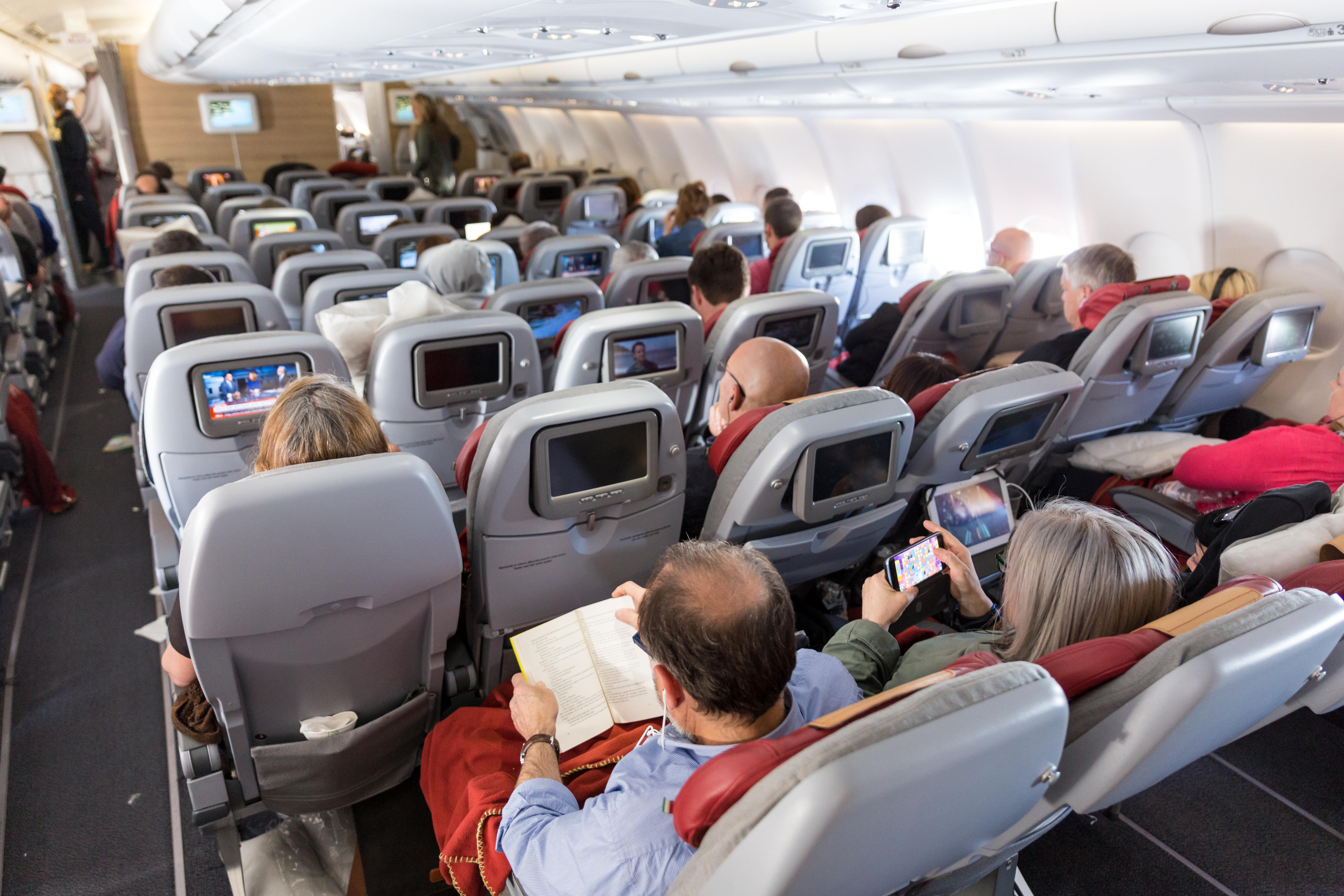 Passagiere sollten beim Aufstehen in Flugzeugen nicht an der Rückenlehne ihrer Sitze ziehen