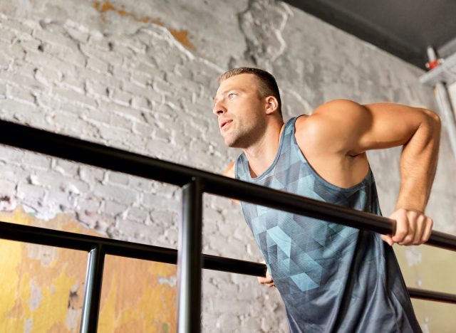 Fitter, muskulöser Mann, der Trizeps-Dips macht, Konzept von Körpergewichtsübungen für Männer, um einen fitten Oberkörper aufzubauen