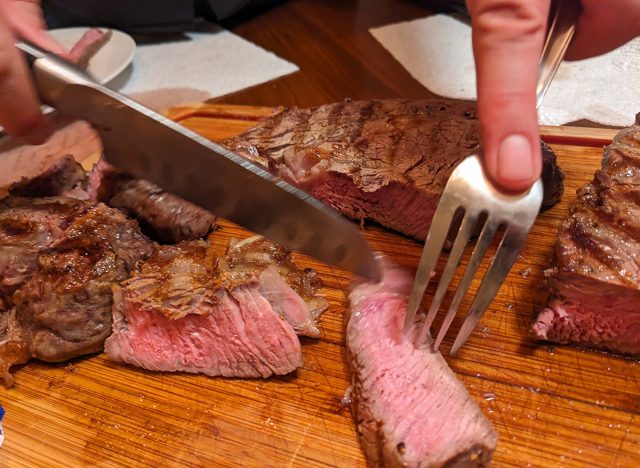 Schneiden von Steaks von Costco