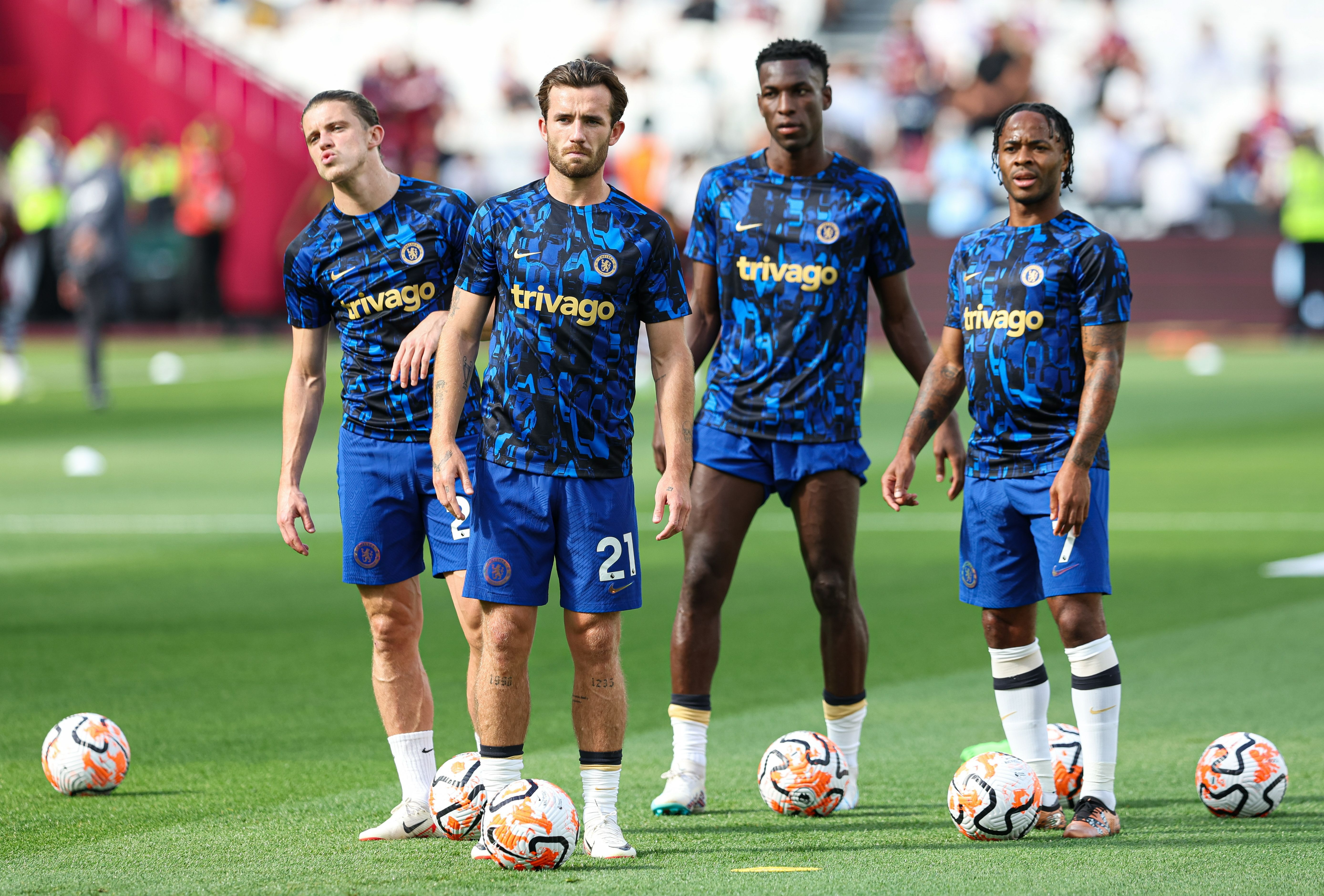 Chelsea wird auf ältere, klügere Köpfe wie Sterling (rechts) setzen, um der Mannschaft zu helfen, darunter Conor Gallagher, Ben Chilwell und Nicolas Jackson