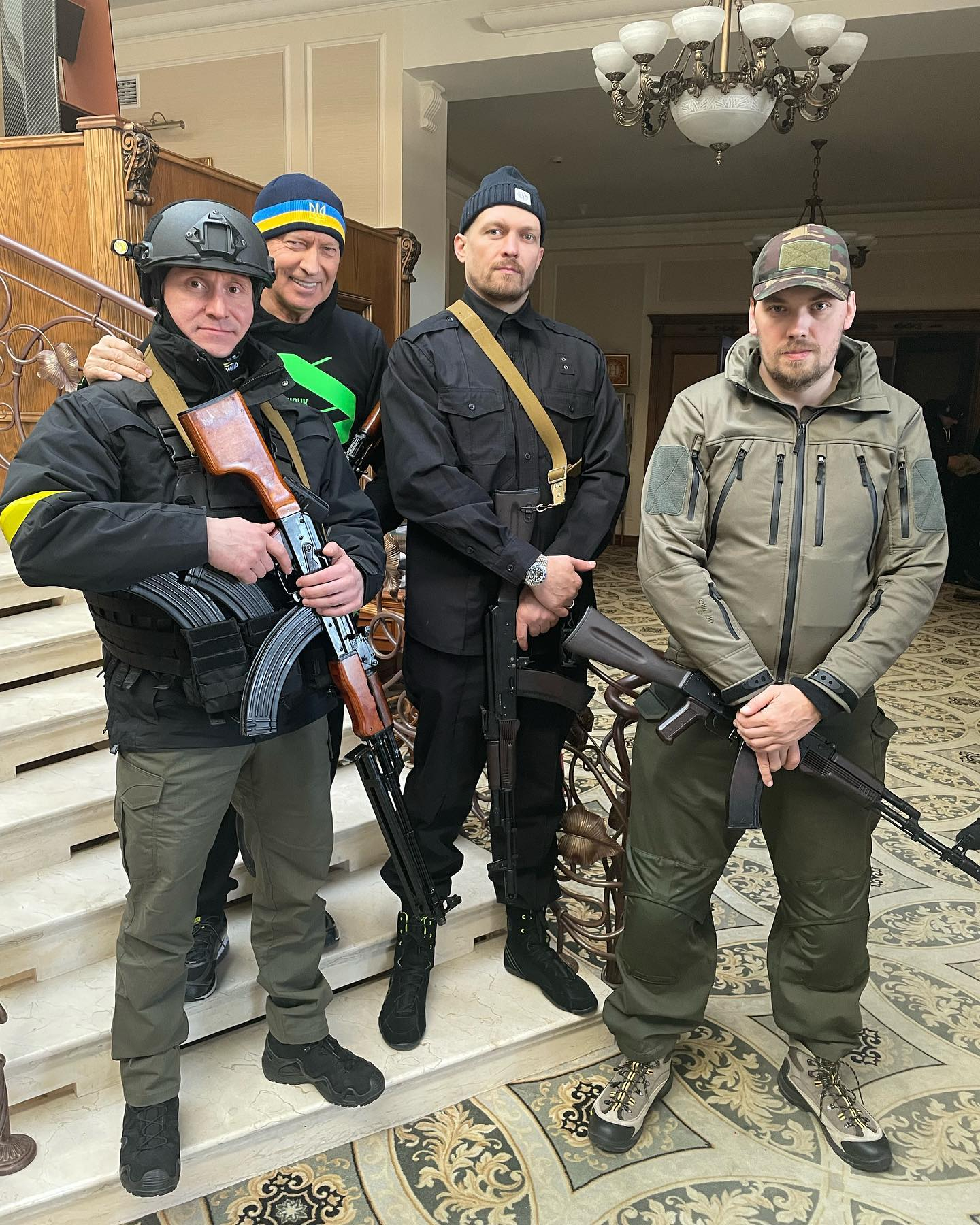 Usyk (Mitte) hält ein Maschinengewehr in der Hand, während er sich den Bemühungen seines Landes anschließt, Wladimir Putins russische Invasoren zu vereiteln
