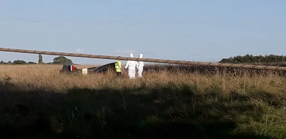 Das Flugzeug stürzte auf ein Feld nahe der A44 in Enstone, West Oxfordshire