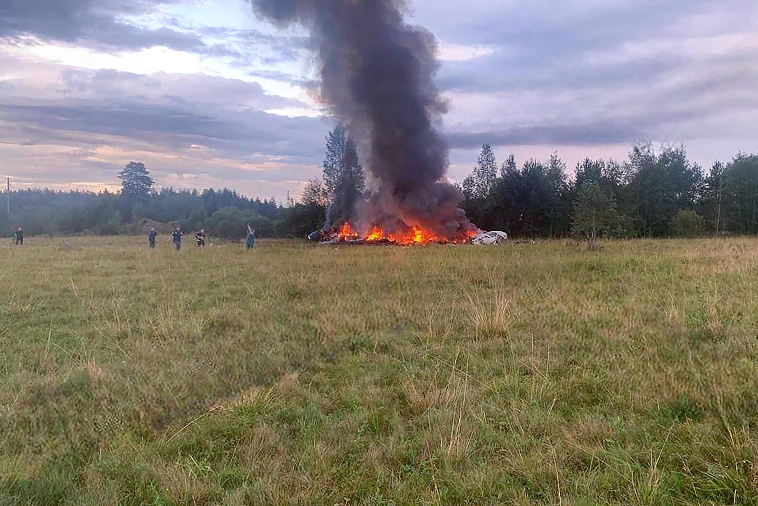 Dieses am 23. August 2023 auf einem mit Wagner verlinkten Telegram-Kanal @grey_zone veröffentlichte Foto zeigt ein brennendes Flugzeugwrack in der Nähe des Dorfes Kuzhenkino, Region Twer, Russland.