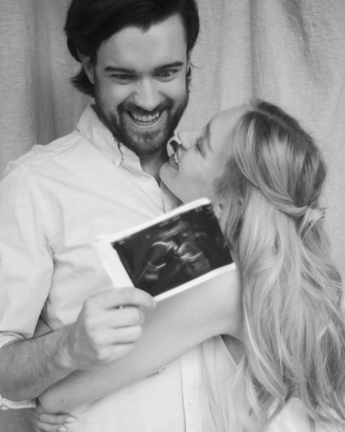 Das Paar gab seine Schwangerschaft im Mai auf Instagram bekannt