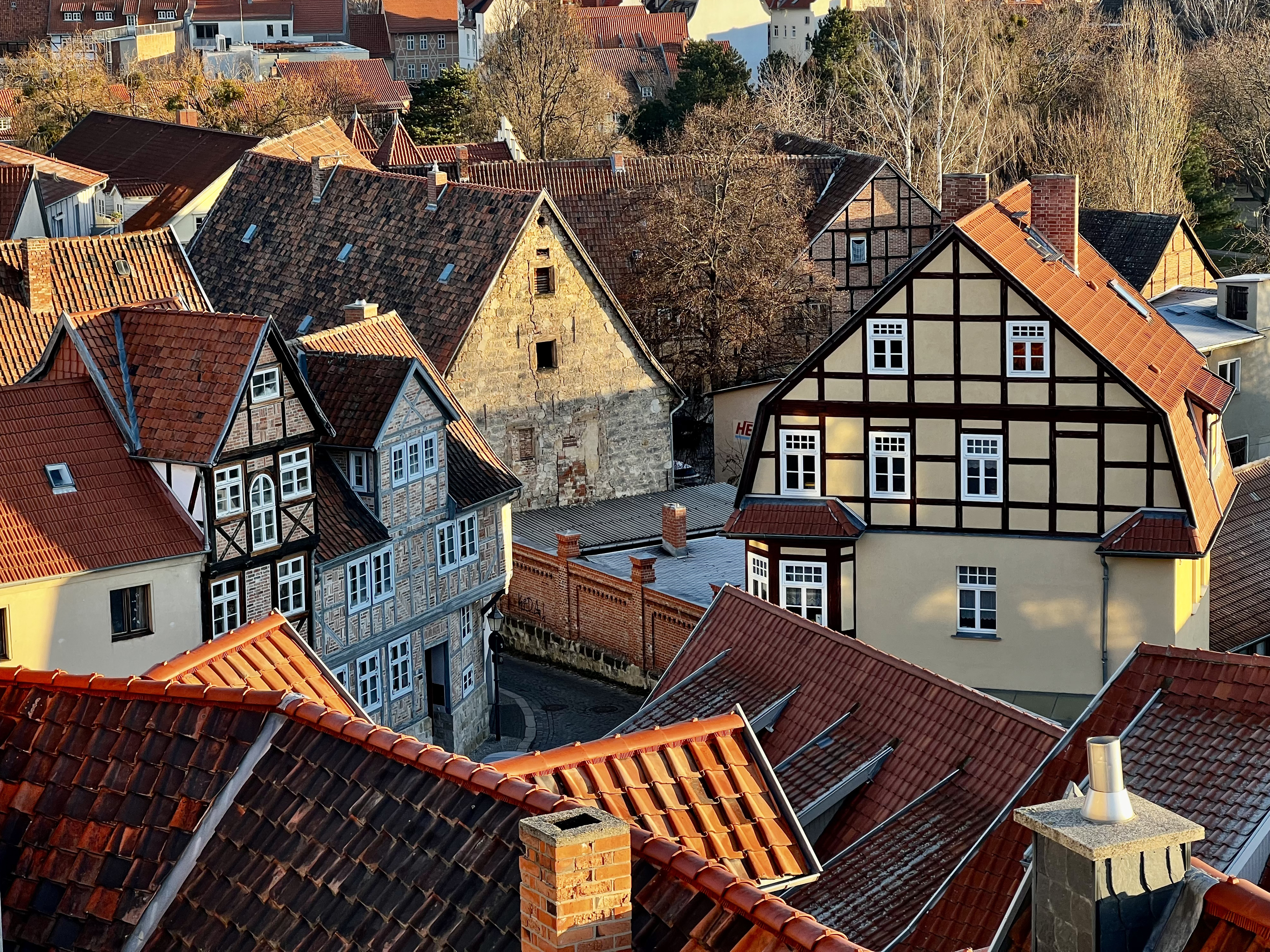 Menschen in umliegenden Städten wie Quedlinburg nehmen an jährlichen Traditionen teil