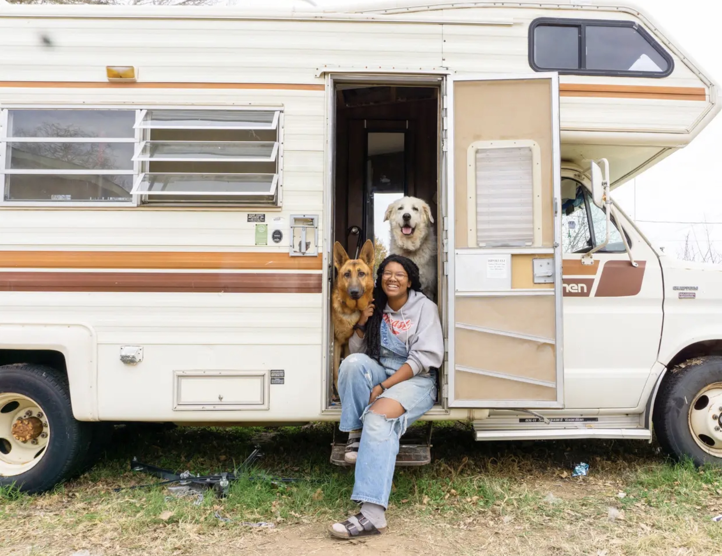 Bree Contreras reist mit ihren beiden Hunden, während sie in einem Wohnmobil lebt