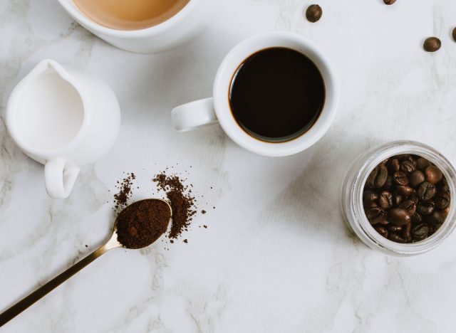 schwarzer Kaffee, Kaffeeweißer, gemahlener Kaffee und Kaffeebohnen
