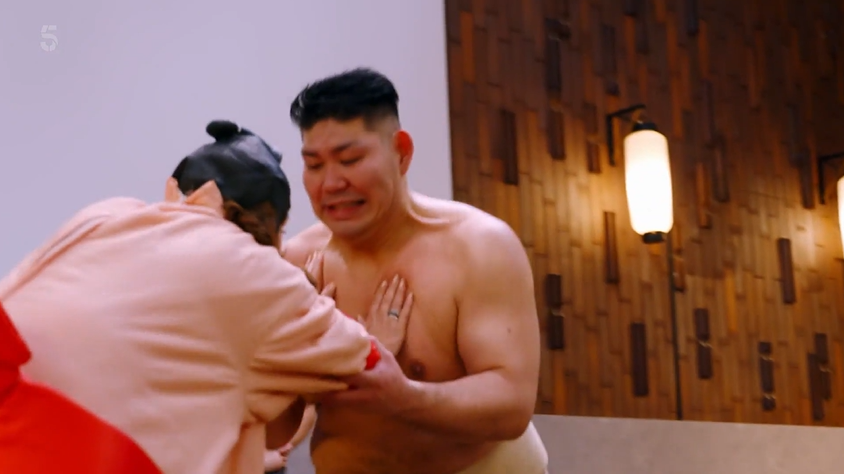 Der Sänger trat vor einem belebten Restaurant gegen einen Sumo-Ringer an