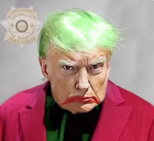Einer zeigte Trump im typischen Outfit von Batmans Erzfeind The Joker