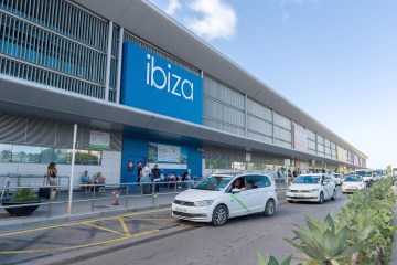Britischer Tourist nach „sexueller Belästigung einer Flugbegleiterin“ auf Ibiza-Flug verhaftet