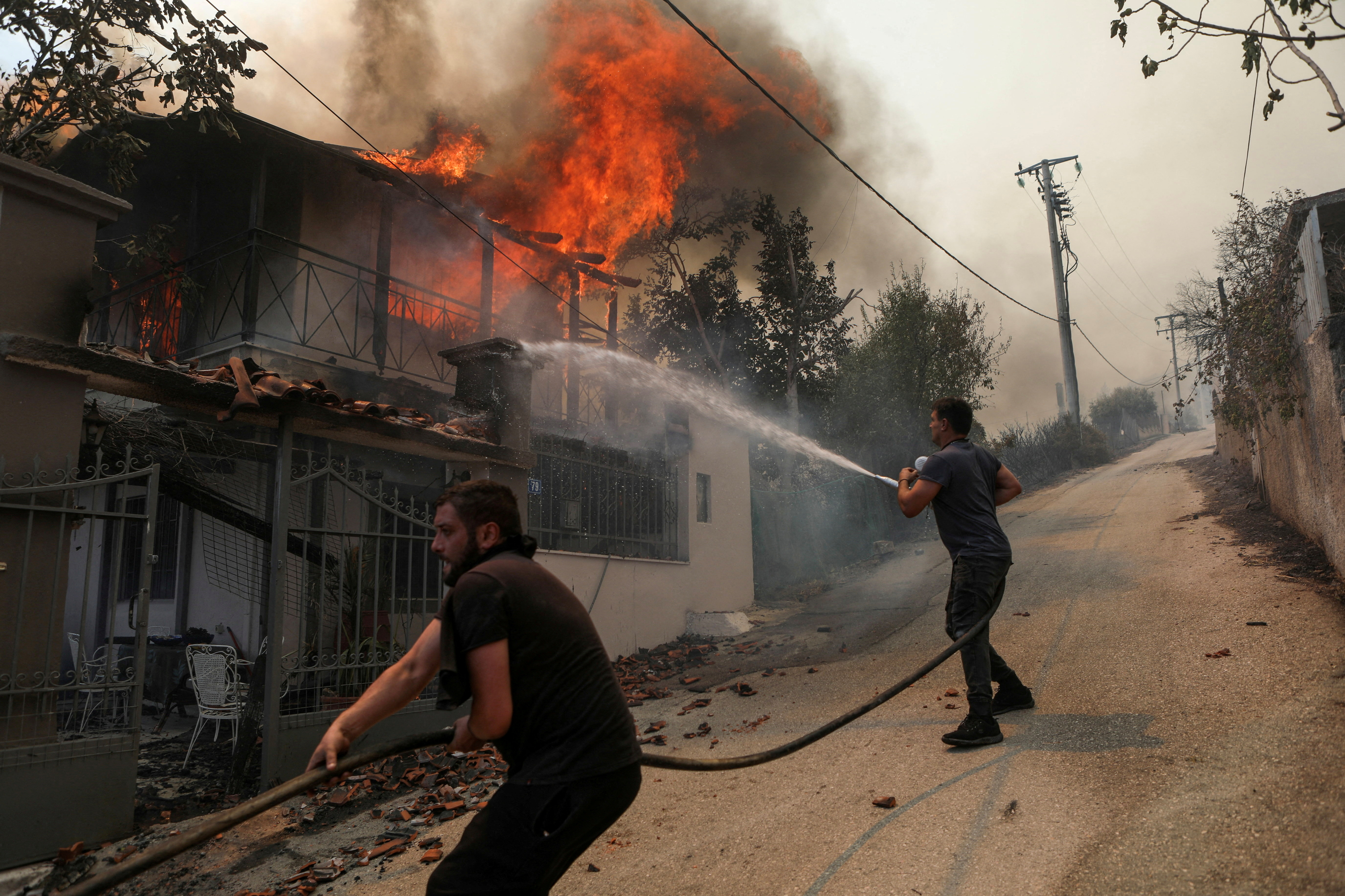 Freiwillige wurden gesehen, wie sie versuchten, die Flammen in Menidi, Athen, zu löschen