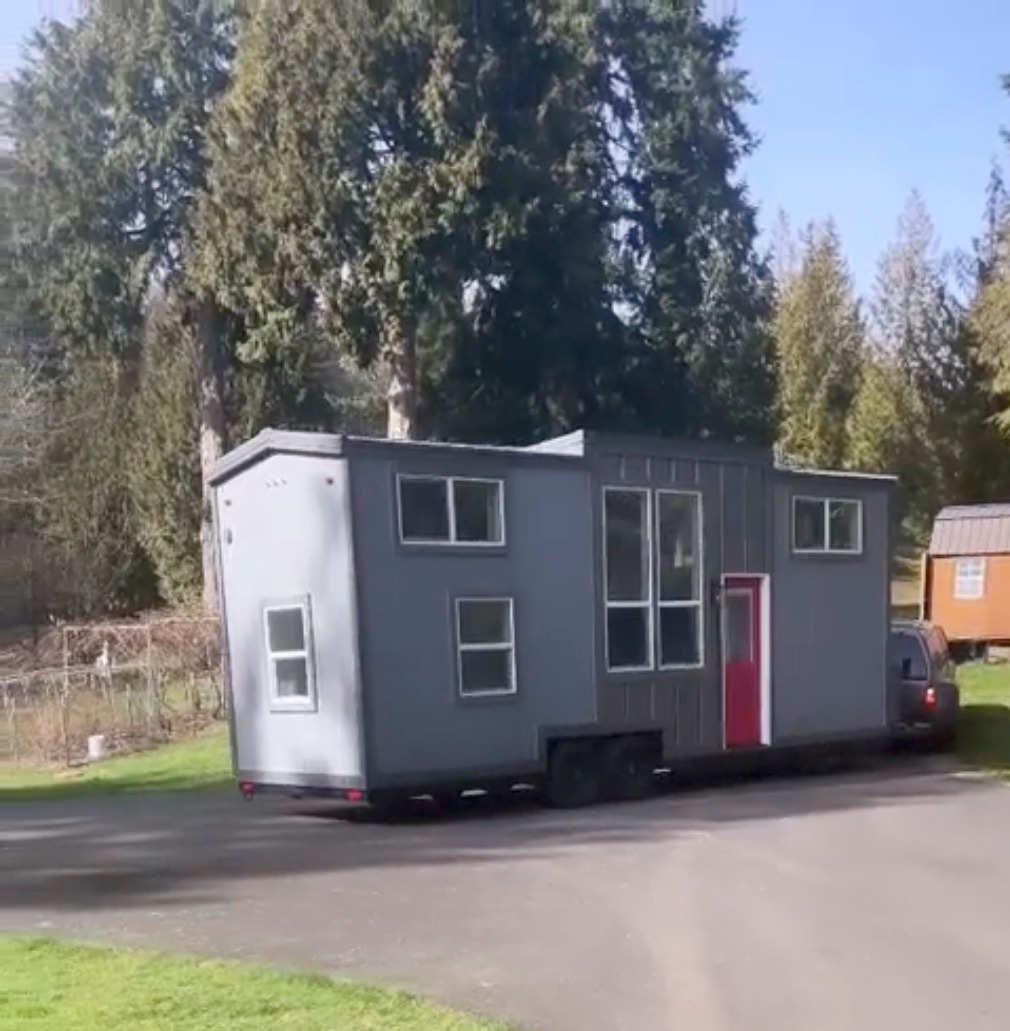Annies Tiny House wurde auf der Ladefläche eines Lastwagens zu ihrem Grundstück geliefert, und viele wollten eine Besichtigung machen