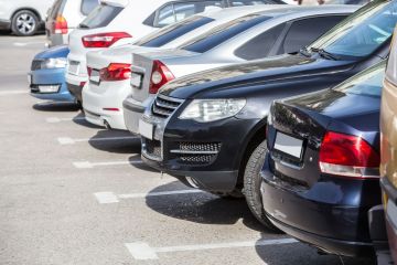 Mehr als 150 Automodelle sind mittlerweile zu GROSS für britische Parkplätze