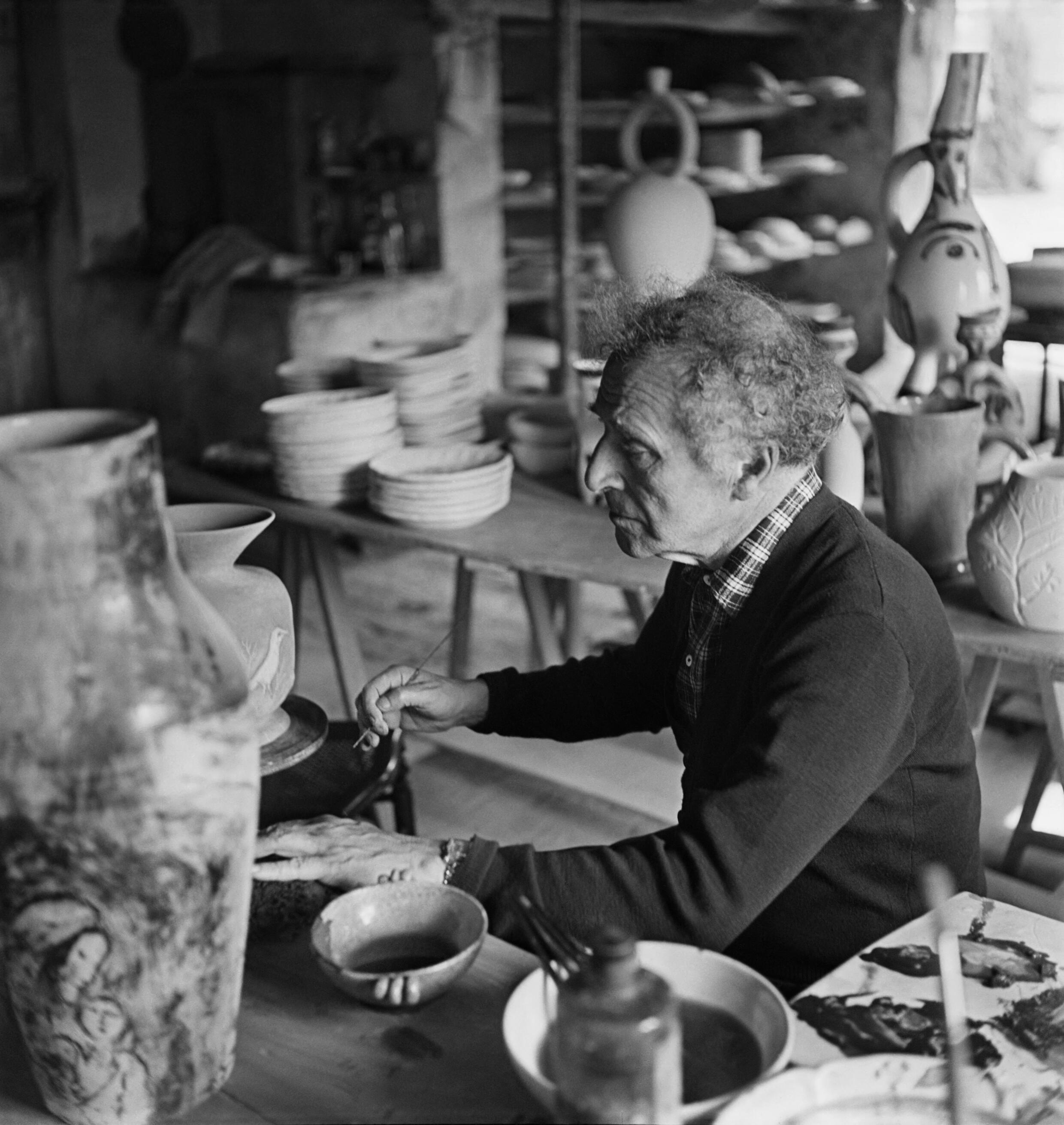 Der in Russland geborene französische Maler Marc Chagall arbeitet am 11. Juni 1952 im Madoura-Atelier in Vallauris, Frankreich.