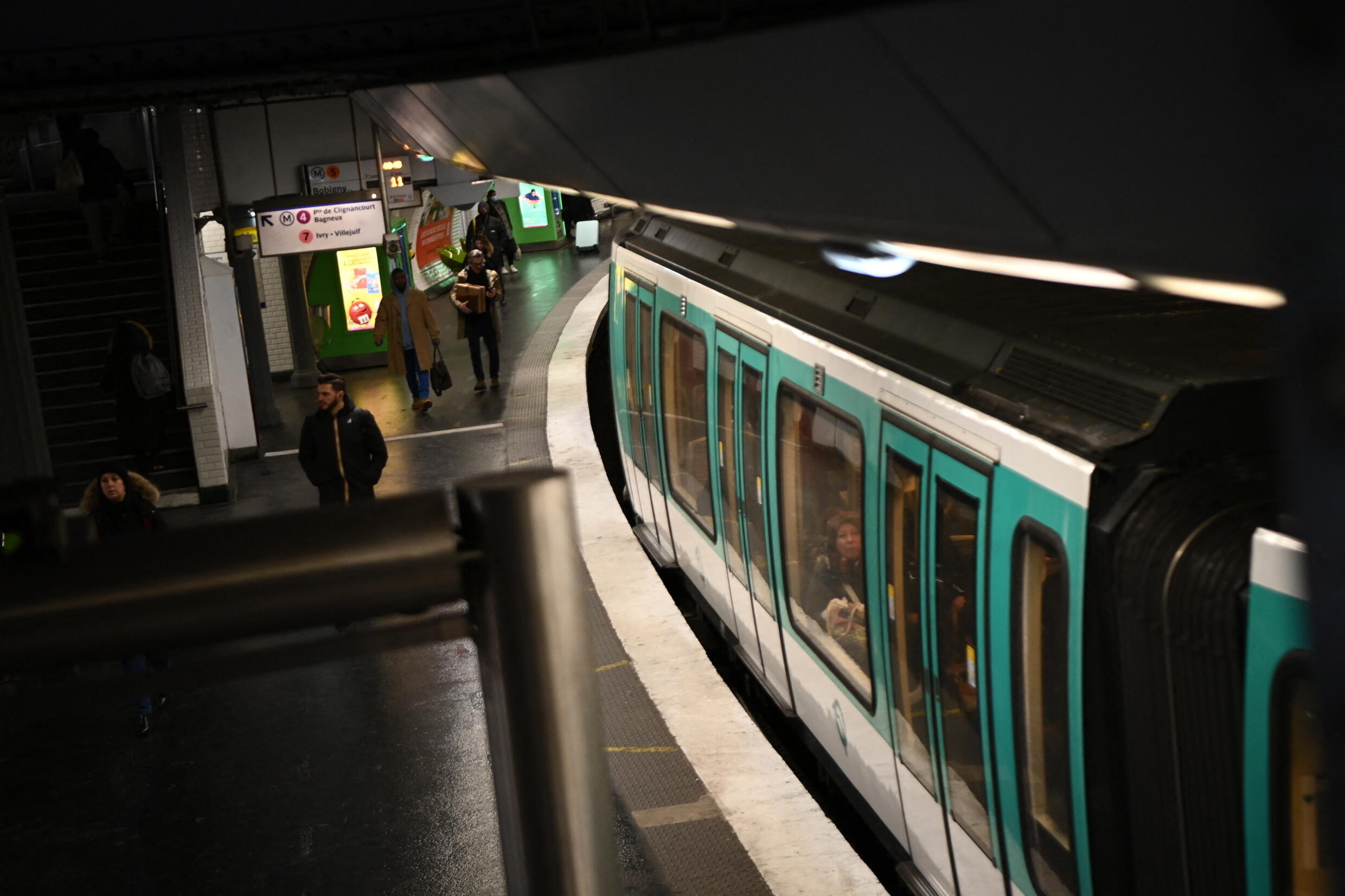 Ein Pendler sitzt am 7. März 2023 in einem Waggon an der U-Bahn-Station Gare de l'Est in Paris.