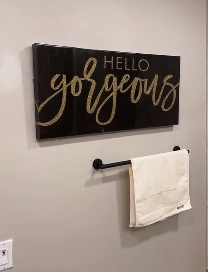 Sie hatte das Gefühl, dass a "Hallo Herrlich" Das Schild über ihren Handtüchern fühlte sich zu sehr an, als wäre sie in einer Studentenverbindung