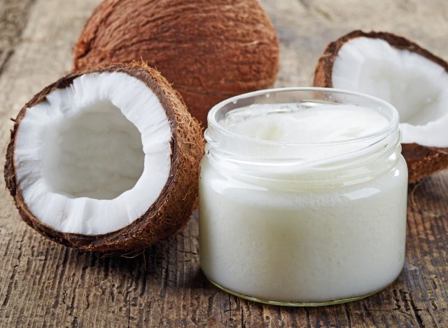 Kokosöl und frische Kokosnüsse