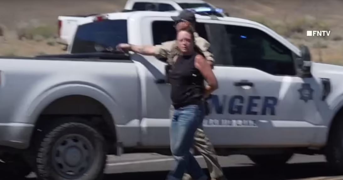 Die Ranger in Nevada zerstörten die Barriere und begannen mit der Verhaftung der Demonstranten