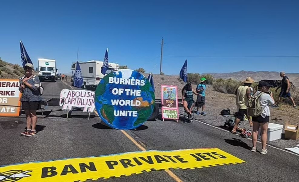 Klimaaktivisten blockierten die Straße, um gegen den Einsatz von Privatjets zu protestieren