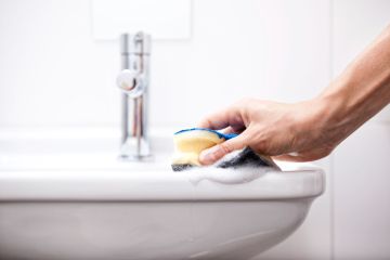 Ich bin ein Reinigungsprofi und hier sind drei Fehler, die Sie in Ihrem Badezimmer machen