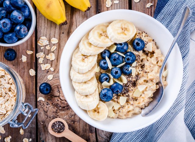 Gesunde Haferflockenschüssel zum Frühstück, um Gewicht zu verlieren und Muskeln aufzubauen