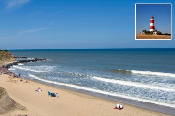 Britisches Küstendorf mit „magischem“, einsamem Strand und Leuchtturm, den Kinder lieben