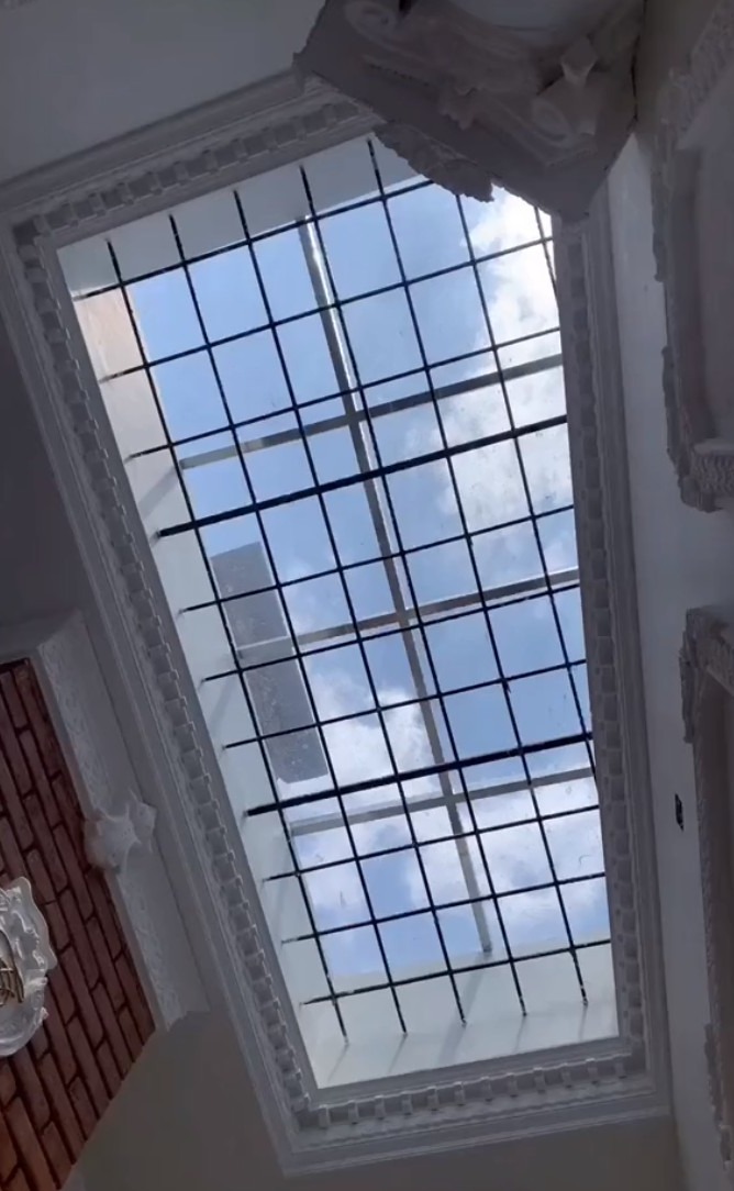 Merkmale wie das Oberlicht, die detaillierten Schnitzereien und der Balkon versetzten den Betrachter in Erstaunen