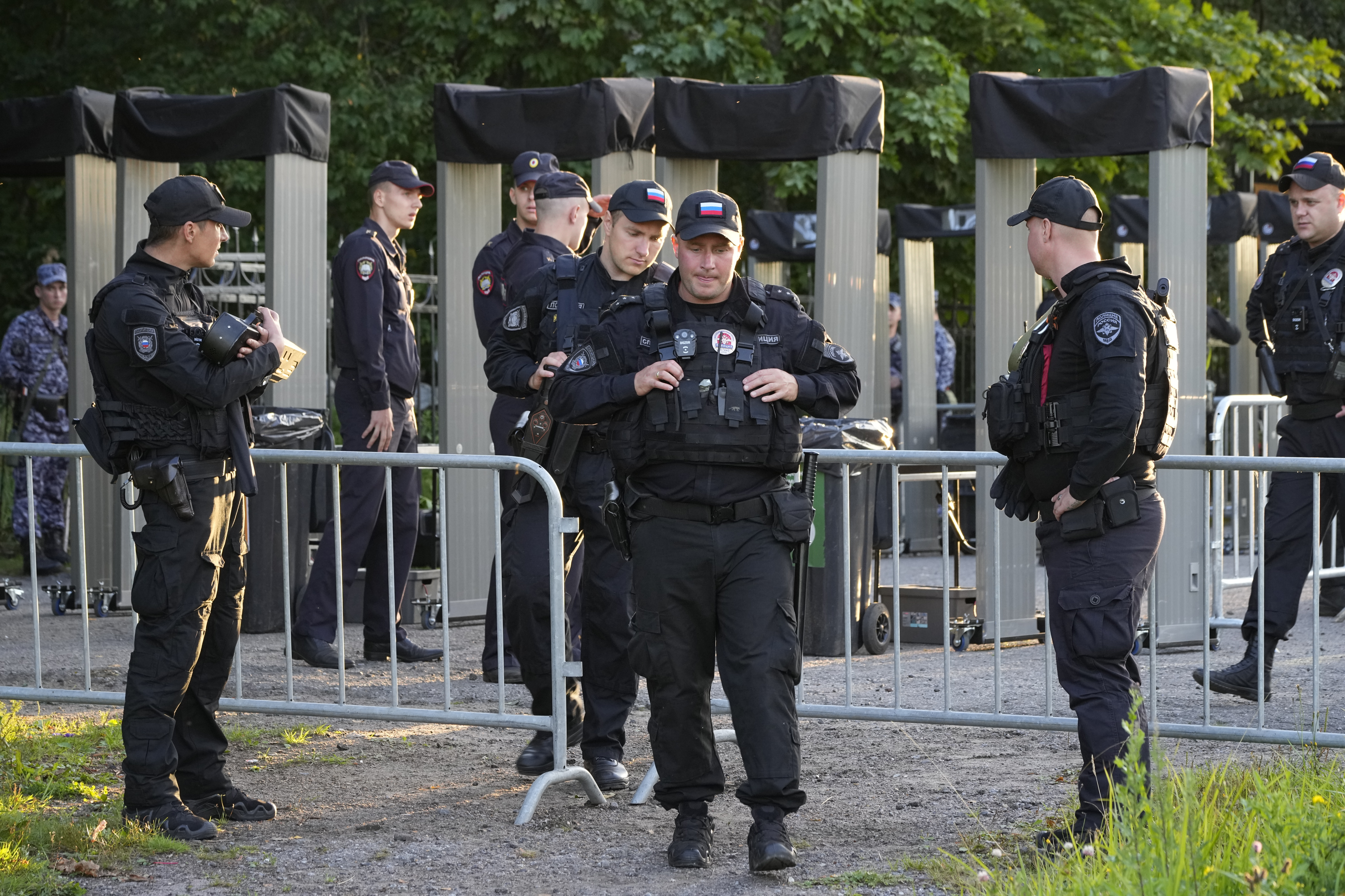 Putins Handlanger waren vor dem Porochowskoje-Friedhof stationiert