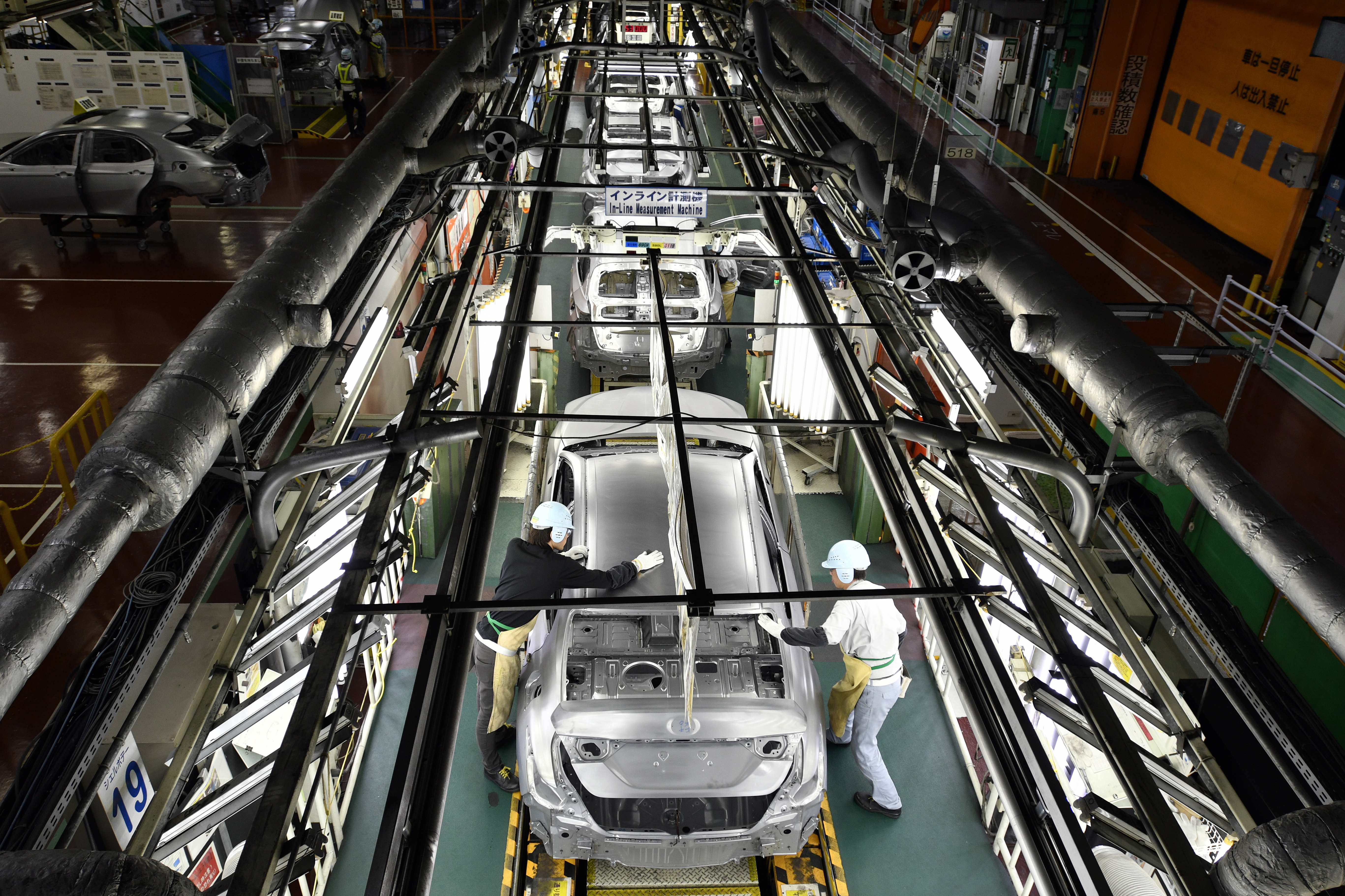 Bei Toyota kam es in Japan zu einem Stillstand, bei dem alle Montagelinien in 14 Fabriken aufgrund eines Systemfehlers stillgelegt wurden.
