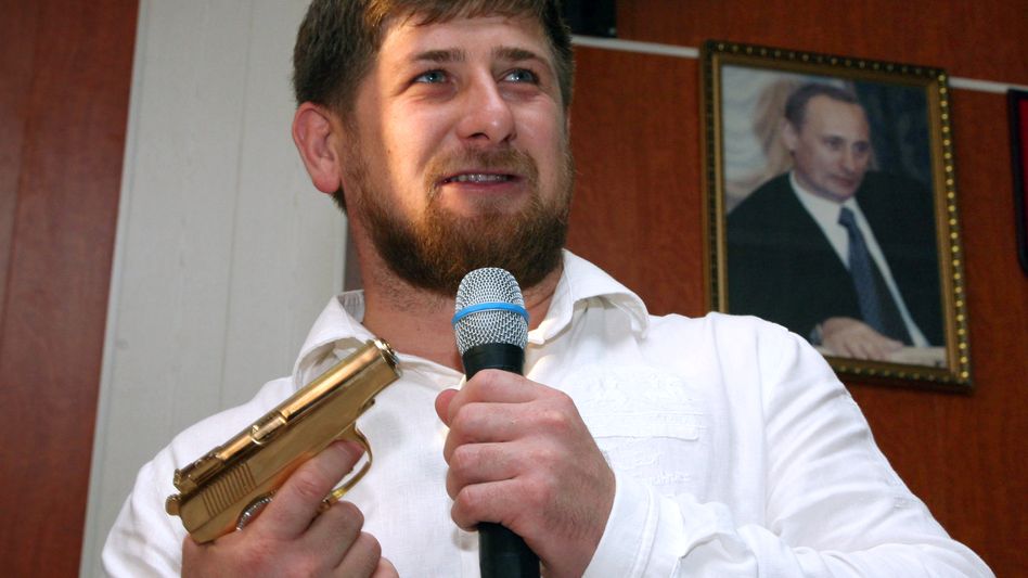 Ohne Erlaubnis aufgenommen Ramsan Kadyrow mit einer goldenen Waffe abgebildet
