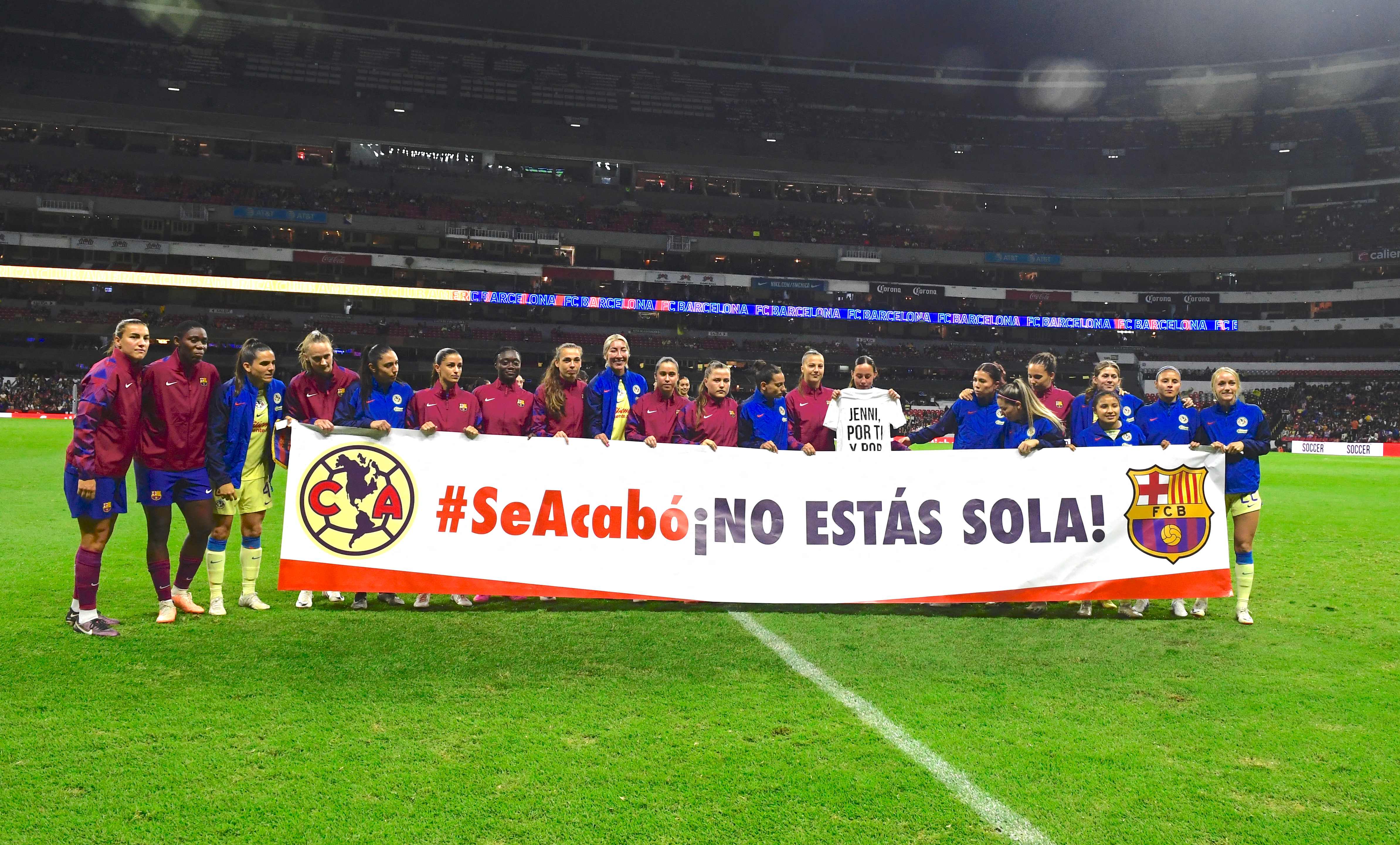 Fußballerinnen aus Barcelona und Club América hielten ein Banner mit der Aufschrift „Du bist nicht allein“ hoch