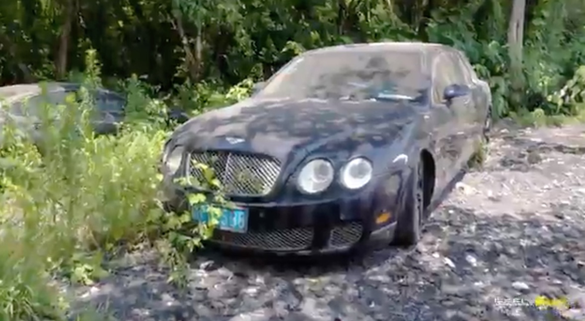 Auch ein Bentley Flying Spur wurde dem Verfall preisgegeben