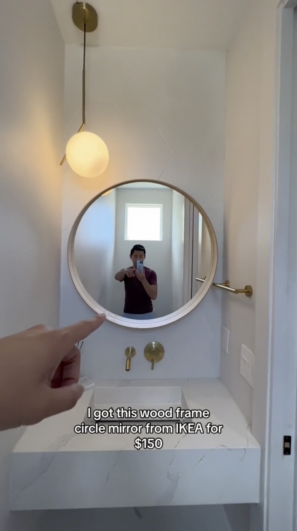 Er fügte einen runden Spiegel und eine Pendelleuchte hinzu, um den Wert seines Hauses um Tausende zu steigern