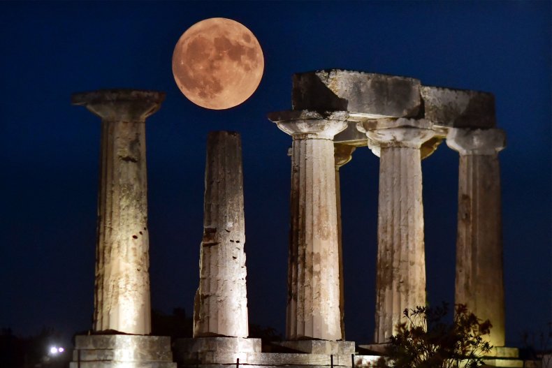 Superblauer Mond über Griechenland