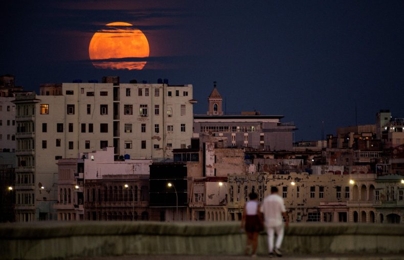 Superblauer Mond über Kuba