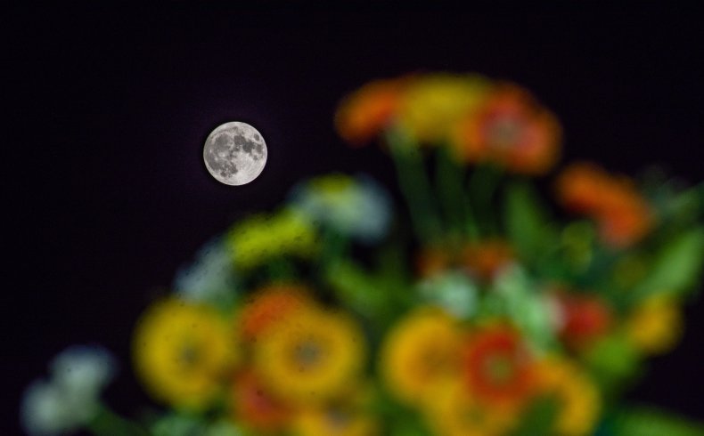 Superblauer Mond über Indien