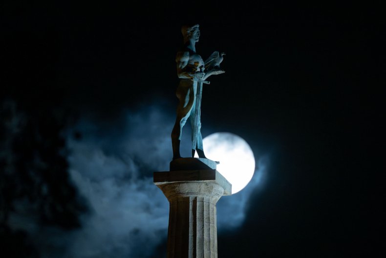 Superblauer Mond über Serbien 