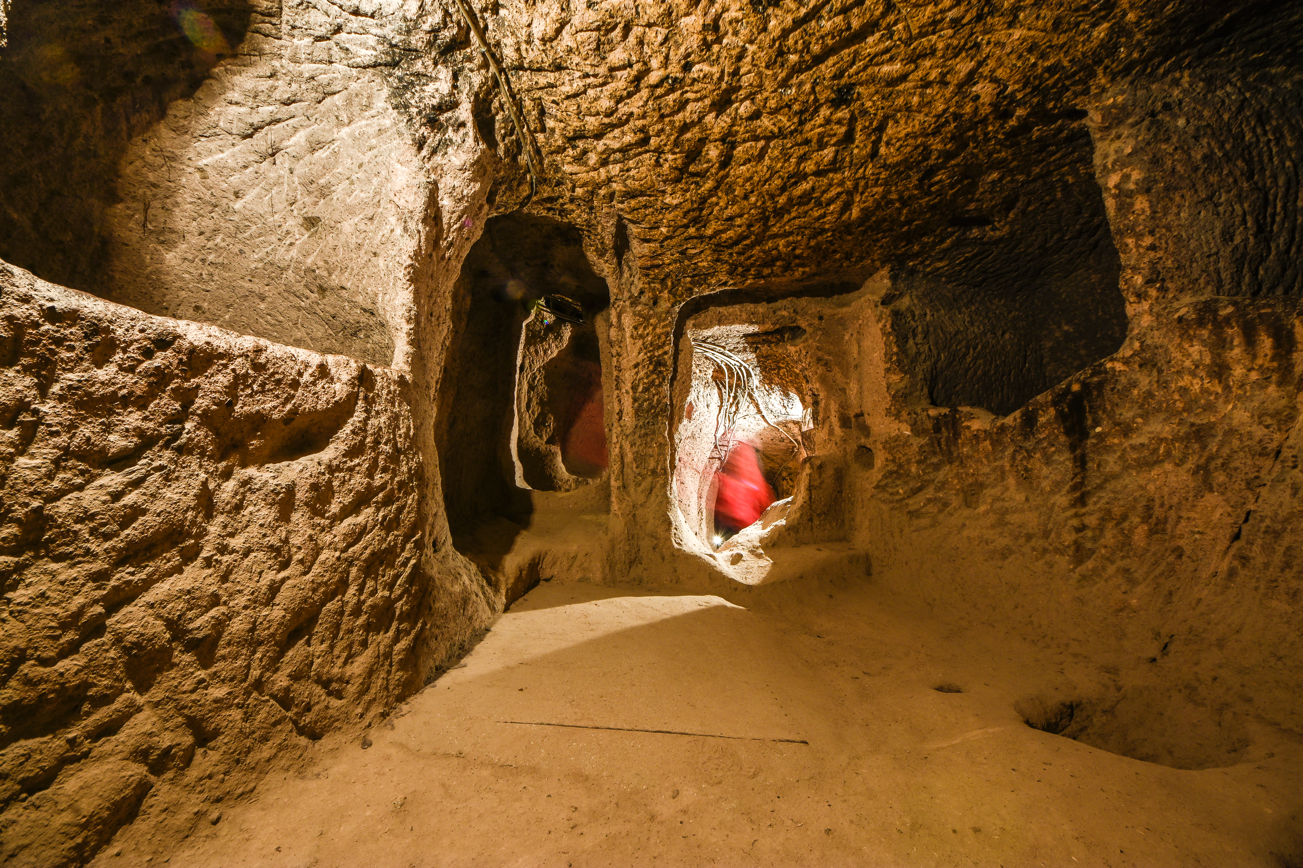 In der alten unterirdischen Stadt wurden große Steine ​​als Türen verwendet