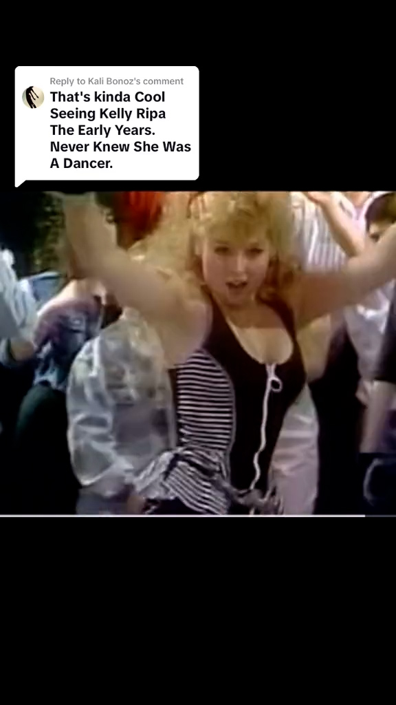 Kelly war Tänzerin in der 80er-Jahre-TV-Show Dance Party USA und arbeitete zuvor als Fernsehmoderatorin