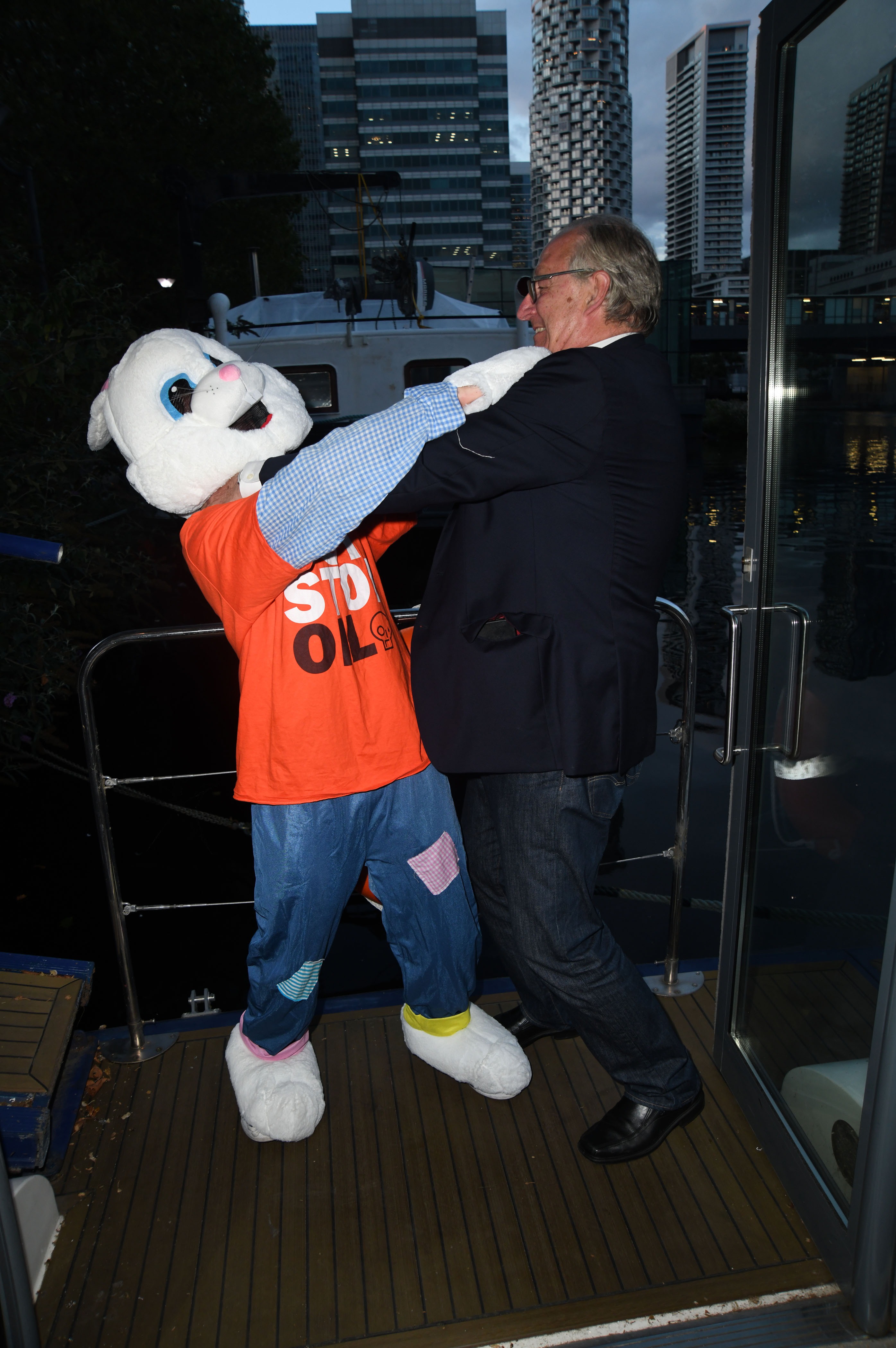 Der Londoner Bürgermeisterkandidat Howard Cox geriet in eine spielerische Auseinandersetzung mit „The Woke Rabbit“