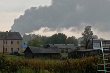 Riesige Explosion, als eine Kamikaze-Drohne einen russischen Luftwaffenstützpunkt trifft und dabei einen Überschallbomber beschädigt