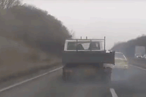Schockierender Moment, als ein Polizeiauto von einem Lastwagen von der Straße gerammt wird