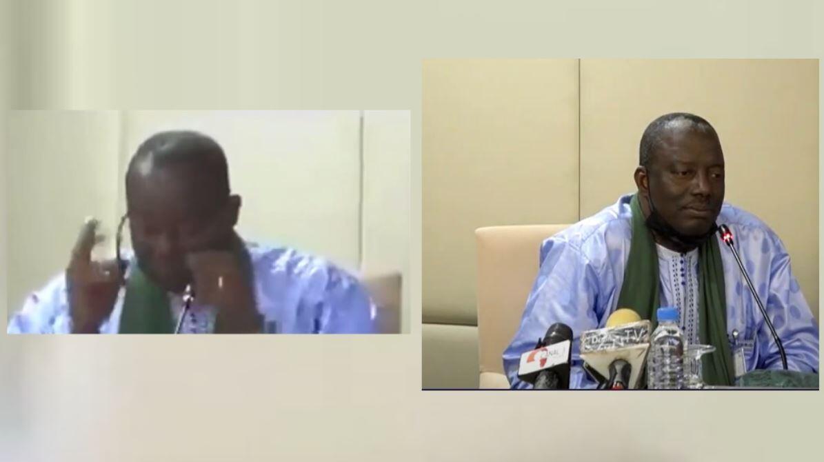 Das Bild links ist ein Screenshot des viralen Videos.  Das Foto rechts zeigt Marou Amadou, wie er am 27. Dezember 2021 in Niamey über die Gründung eines neuen Think Tanks spricht.